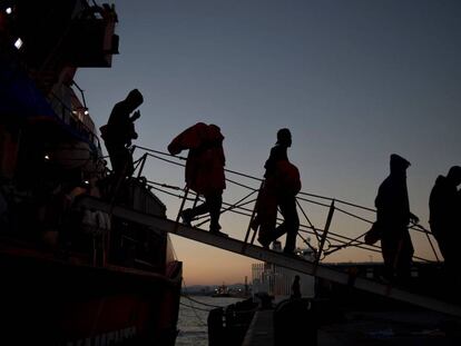 Migrantes rescatados en el mar esperan para ser transferidos al puerto de Algeciras