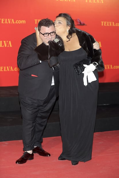 Los diseñadores Elena Benarroch y Alber Elbaz durante los premios Telva Moda 2010