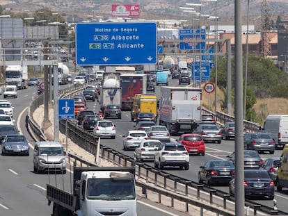 Tráfico en la autovía A-7 a su paso por Murcia, este viernes, en el inicio de la primera Operación Salida del verano.
