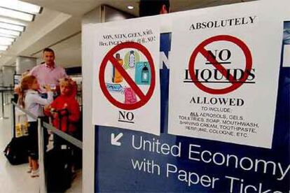 Unos carteles informan en el aeropuerto John F. Kennedy de Nueva York de la prohibición de embarcar con líquidos.