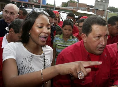 La modelo Naomi Campbell, que entrevistó al presidente para la revista 'GQ', en una visita a Hugo Chávez a Venezuela de 2007.