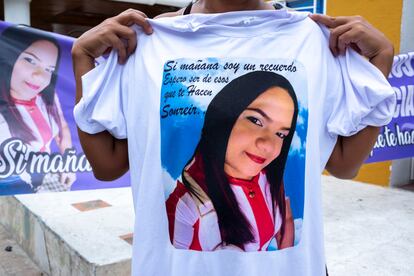 Camisetas y pancartas con fotografías y mensajes en homenaje a Stefanny Barranco, el 3 de junio en Malambo.