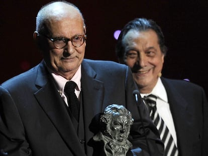 (FILES) In this file photo taken on February 14, 2011 Spanish film director Mario Camus receives the Honor award during the Goya Film Awards ceremony at Teatro Real in Madrid. - Spanish film director, Mario Camus, passed away in September 18, 2021 in the northern Spanish city of Santander, at the age of 86. (Photo by Javier SORIANO / AFP)