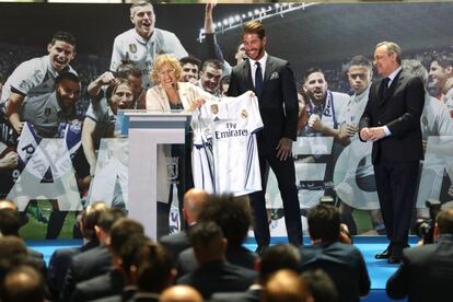 La alcaldesa de Madrid, Manuela Carmena, posa con la camiseta que le ha regalado el Real Madrid.
