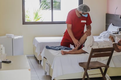 Paciente durante a fisioterapia.