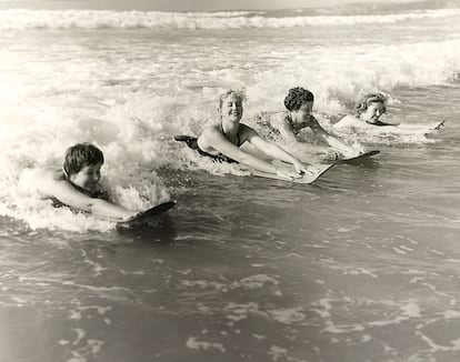 Surferas en Watergate Bay en 1950, una de las fotos incluidas en la muestra.