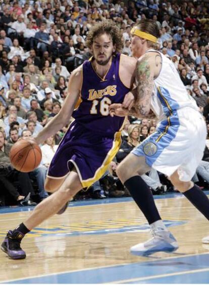 Pau Gasol frente a Chris Andersen, de los Nuggets.