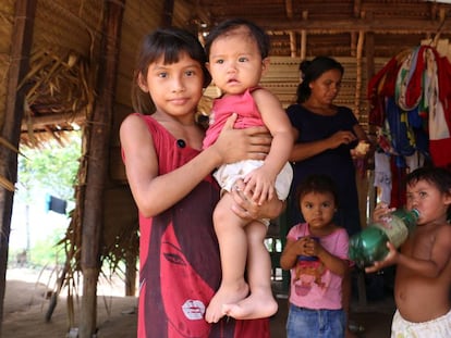 Una familia del pueblo sateré-mawé en la aldea Vila Nova, tierra indígena Andirá Marau, Estado de Amazonas, Brasil, donde hoy mismo se ha confirmado un caso de coronavirus.