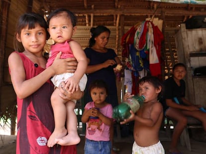 Una familia del pueblo sateré-mawé en la aldea Vila Nova, tierra indígena Andirá Marau, Estado de Amazonas, Brasil, donde hoy mismo se ha confirmado un caso de coronavirus.