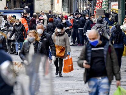 Cidadãos com máscaras em uma rua de Nápoles, na sexta-feira.