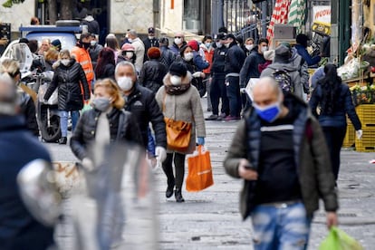 Ciudadanos con mascarillas en una calle de Nápoles, el pasado 3 de marzo.