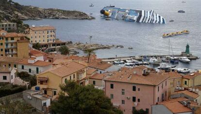 Vista del crucero &#039;Costa Concordia&#039; semihundido desde la Isla de Giglio.