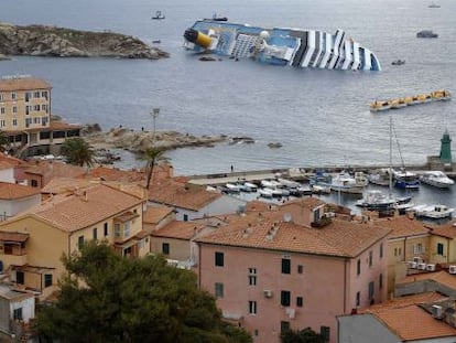 Vista del crucero &#039;Costa Concordia&#039; semihundido desde la Isla de Giglio.