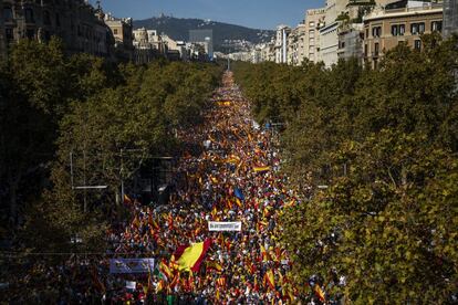 Después de la marcha del sábado por la libertad de los presos condenados tras las sentencia del 'procés', este domingo ha sido el turno de la manifestación convocada por Societat Civil Catalana. En la imagen, vista general de la manifestación en el paseo de Gràcia.