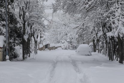 Una calle de San Rafael, Segovia, cubierta de nieve. 
