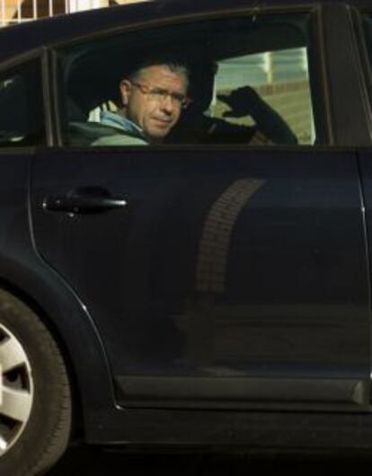 Francisco Granados en un coche de la policía.