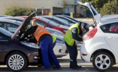 Varios operarios revisan los Ford Fiesta de la sexta generaci&oacute;n salidos por la l&iacute;nea de montaje de la factor&iacute;a Ford de Almussafes. 