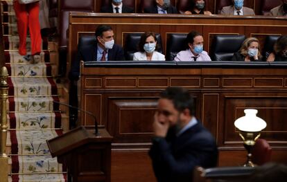 El líder de Vox, Santiago Abascal, pasa delante del presidente del Gobierno, Pedro Sánchez y de los vicepresidentes del Ejecutivo.