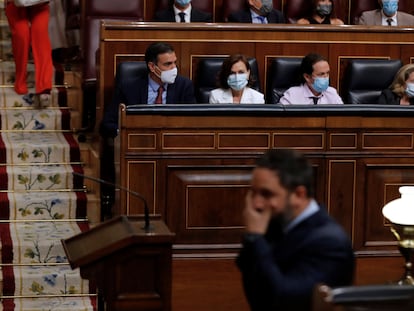 El líder de Vox, Santiago Abascal, pasa delante del presidente del Gobierno, Pedro Sánchez y de los vicepresidentes del Ejecutivo.