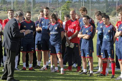 La selección española recibe la visita del secretario de Estado del Deporte, Jaime Lissavetzky.