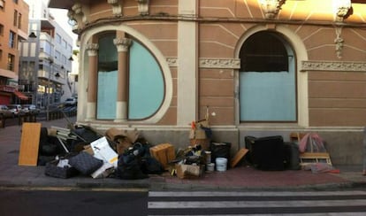 Los muebles de El Barkani, en la calle.