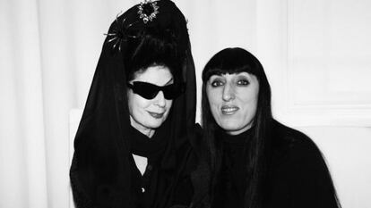 Diane Pernet (izquierda) y Rossy de Palma, durante su encuentro en París.