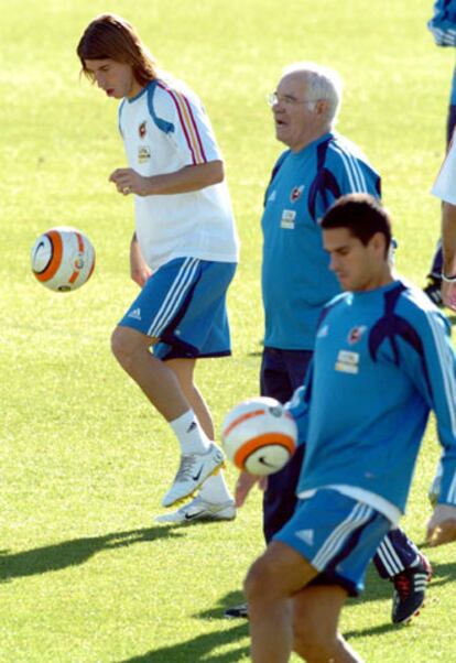 Luis Aragonés, entre Ramos y Juanito, en el entrenamiento de ayer.