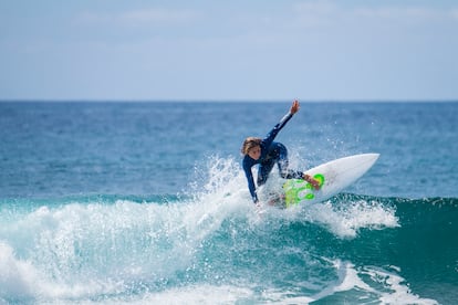 Una persona practica surf en el mar.