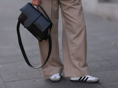 Detalle de un ‘look’ de calle con unas Adidas Samba en color blanco. GETTY IMAGES.