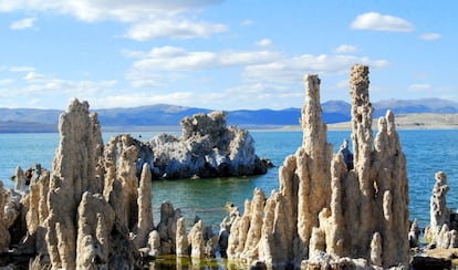 Pilares de sal en el Lago Mono, en California, donde los científicos de la NASA probaron métodos para detectar nuevas firmas químicas de vida en sus aguas saladas, creyendo que eran análogos del agua de Marte o de mundos oceánicos como la luna Europa.