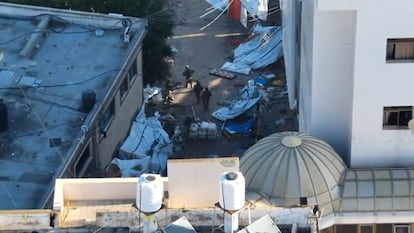 Captura de un vídeo del ejército israelí que muestra a varios de sus soldados dentro del hospital Al Shifa, el día 15.