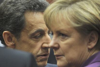 Nicolas Sarkozy y Angela Merkel, ayer durante la cumbre en Bruselas.