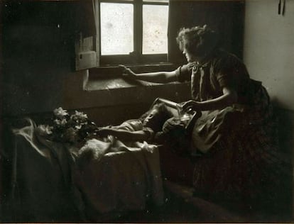 One of Joan Vilatobà's large-format photographs: La primera dolència.