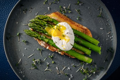 Huevos benedictinos con espárragos sobre pan recién tostado