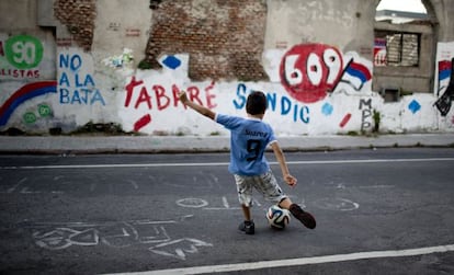 Un ni&ntilde;o juega con el bal&oacute;n en Montevideo.