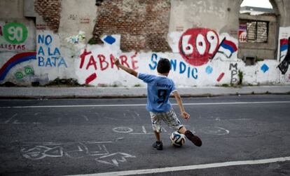 Un niño juega con el balón en Montevideo.