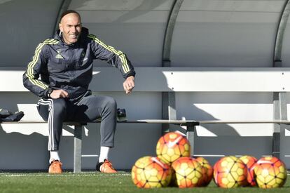 Zidane ha firmado para las dos próximas temporadas y media. Eran las que le quedaban a Rafa Benítez que ha durado seis meses en el banquillo del Madrid.