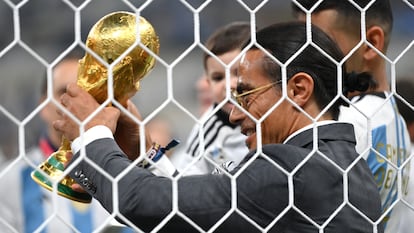 Nusret Goekce, conocido como Salt Bae, con la Copa del Mundo después de la final del Mundial entre Argentina y Francia, en el estadio Lusail el 18 de diciembre.