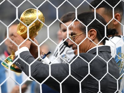 Nusret Goekce, conocido como Salt Bae, con la Copa del Mundo después de la final del Mundial entre Argentina y Francia, en el estadio Lusail el 18 de diciembre.