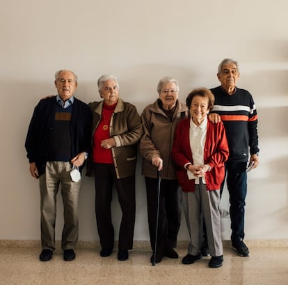 Residentes del complejo, desde la izquierda: Manuel Arias, Aurora Moreno, Ana Rosa Pérez, Celia Ortega y Francisco Muñoz. 