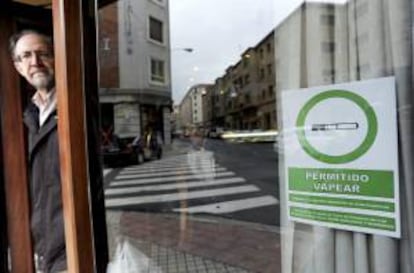 Cartel a las puertas de un bar en que informa a sus clientes de que está permitido "vapear", en alusión a los cigarrillos electrónicos. EFE/Archivo