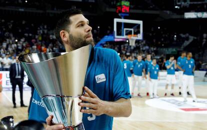 Felipe Reyes ofrece a la afición el trofeo de la Euroliga