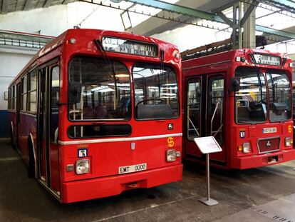 Dos autobuses en el futuro museo de la Empresa Municipal de Transportes.