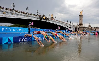 Las atletas del triatlón femenino, en la salida de la prueba en el río Sena.
