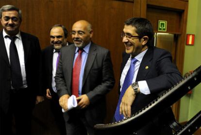 Patxi López (a la derecha), en el Parlamento vasco, junto a José Antonio Pastor, Mikel Unzalu y Carlos Aguirre.