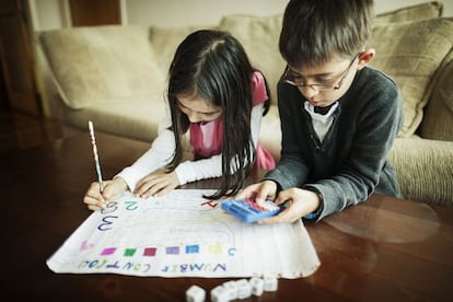 Unos ni&ntilde;os aprenden a hacer cuentas con un juego de matem&aacute;ticas. 