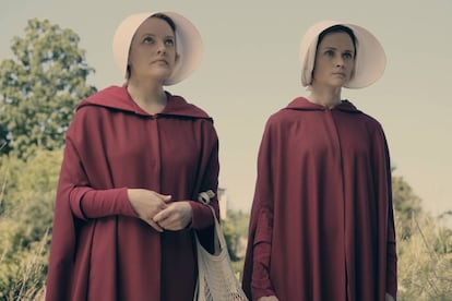 La serie narra la distopía de Gilead, una sociedad totalitaria que antiguamente pertenecía a los Estados Unidos. Los desastres medioambientales y una baja tasa de natalidad provocan que en Gilead gobierne un régimen fundamentalista perverso que considera a las mujeres propiedad del estado.