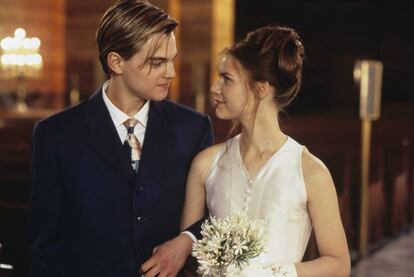 Leonardo DiCaprio y Claire Danes en la boda de 'Romeo+Julieta', de Baz Luhrmann, vestidos de Prada.