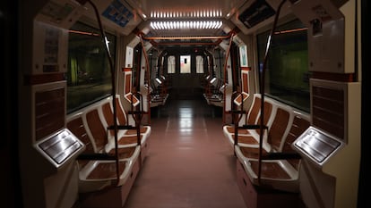 Un vagón del metro de Madrid vacío y a oscuras, durante el apagón masivo.