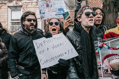 Una manifestante antitrans grita durante una protesta, el 19 de marzo de 2023, en Nueva York 